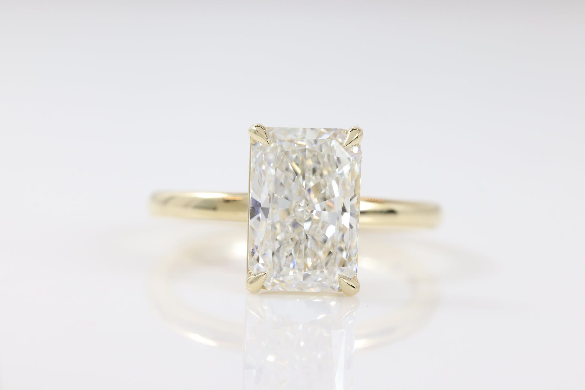Amé Solitaire | 3.02ct E-VS1 Radiant | 14k Yellow Gold