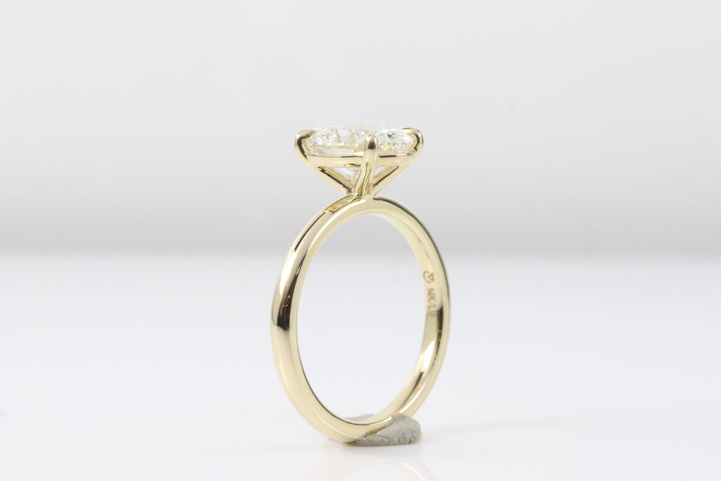 Cabas Solitaire | 2.02ct G-VS1 Oval | 14k Yellow Gold